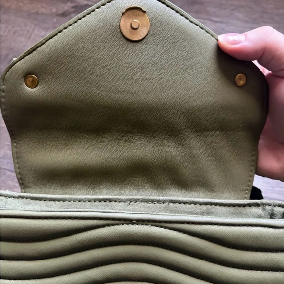 Louis Vuitton Green Quilted Crossbody Bag - Picture 4 of 13